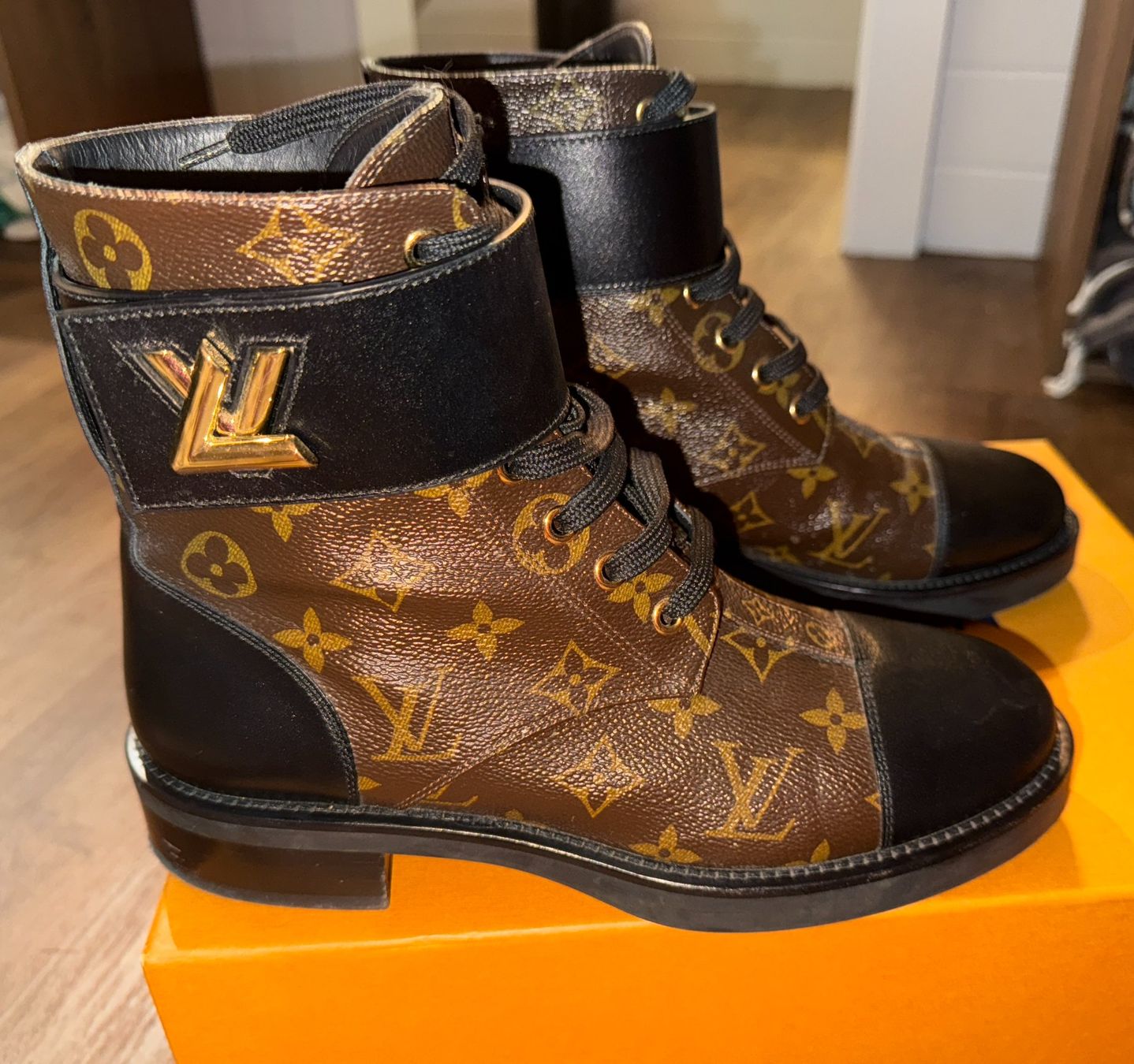 Louis Vuitton Damenschuhe: LOUIS VUITTON Wonderland Flat Ranger boots - 39 – Gebraucht aus St-Sulpice VD von juhdu 4