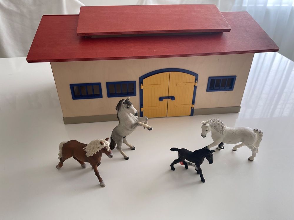  Schleich Pferdestall aus Holz (kein Plastik) mit 4 Pferden 