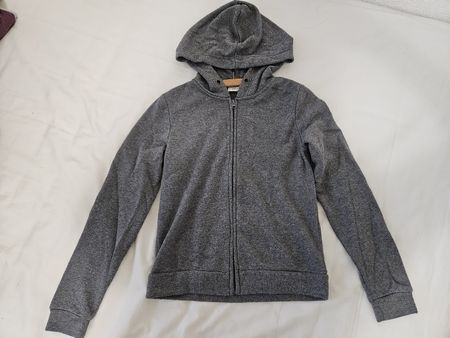 Grauer Hoodie Sweatjacke - Perfekt für den Herbst!