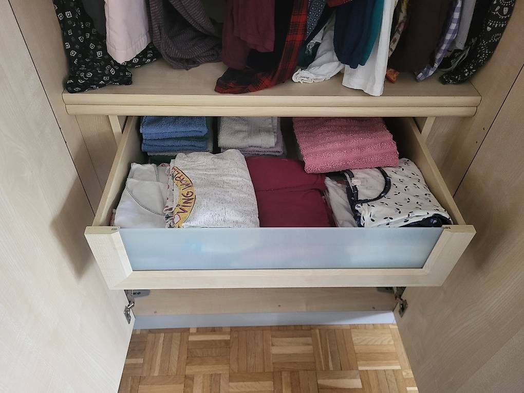 Armadi: Schrank, Silberkorpus mit Mattglastüren – Usato da Effretikon venduto da Zebra37 1
