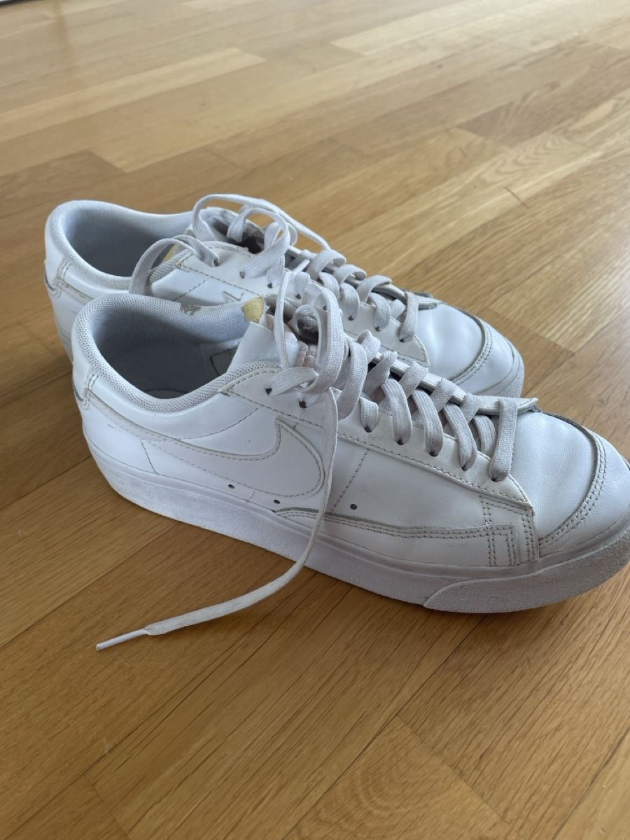 Herrenschuhe: Weisse Nike Blazer Low Damenschuhe – Gebraucht aus Glattpark(Opfikon) von rue_9c5p