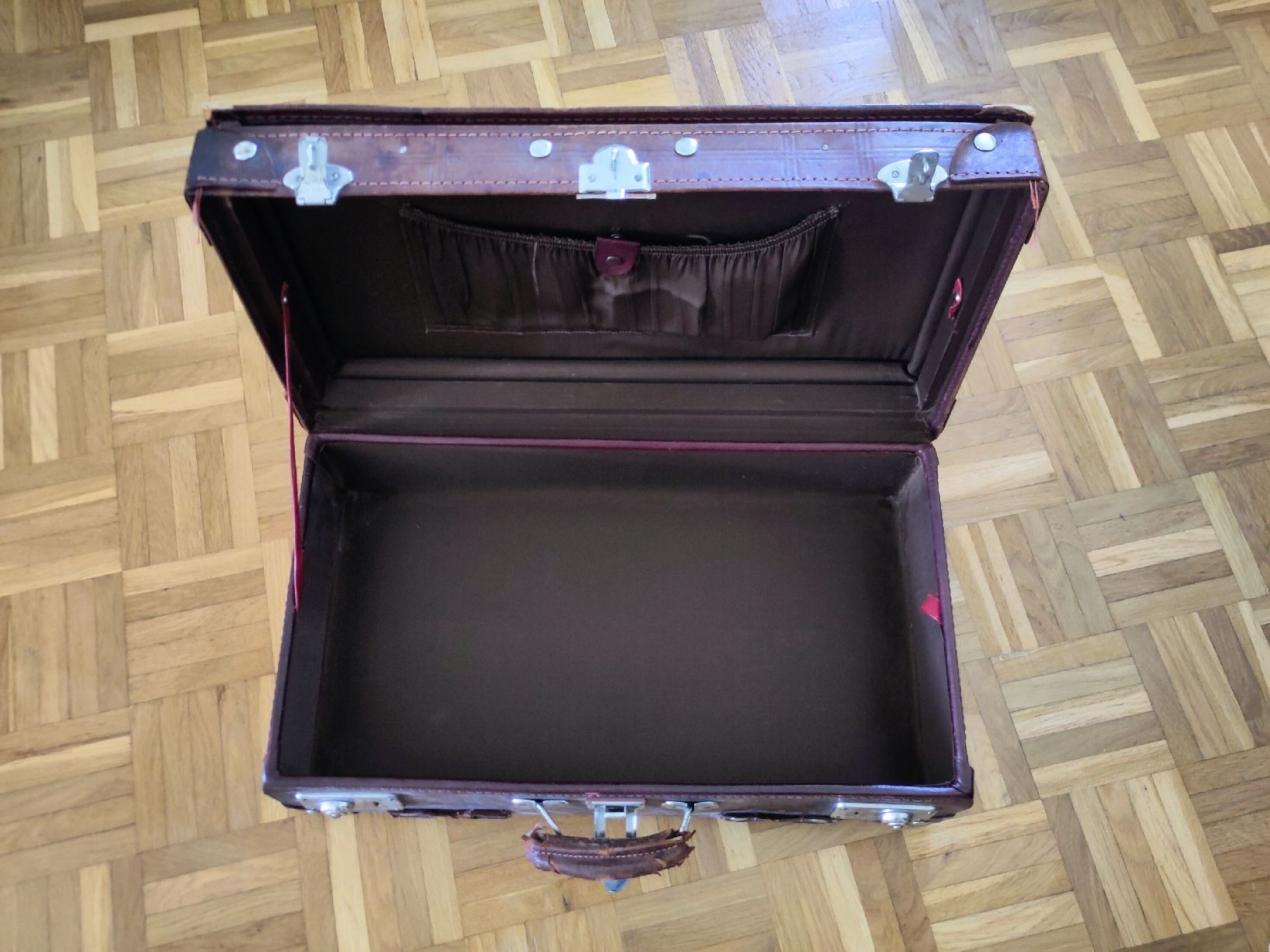 Tutte le decorazioni: Zwei Reisekoffer (Deco) – Difettoso da Zürich venduto da Romanschmitz 2