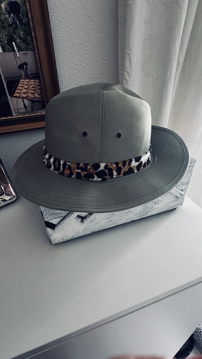 Copricapi, berretti & cappellini: Hut mit Leopardenband  Grösse 59 – Usato da Watt venduto da Beautiful 3