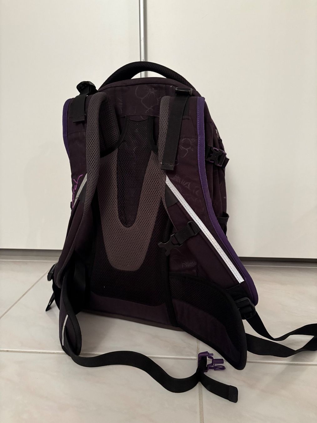 Satch Zaini: Gebrauchter lila Satch Schulrucksack mit Regenhülle – Usato da Arni AG venduto da Leona70 1