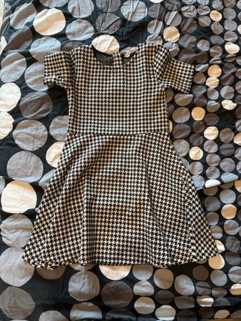 Kleid mit Hahnentrittmuster Grösse 122-128 H&M