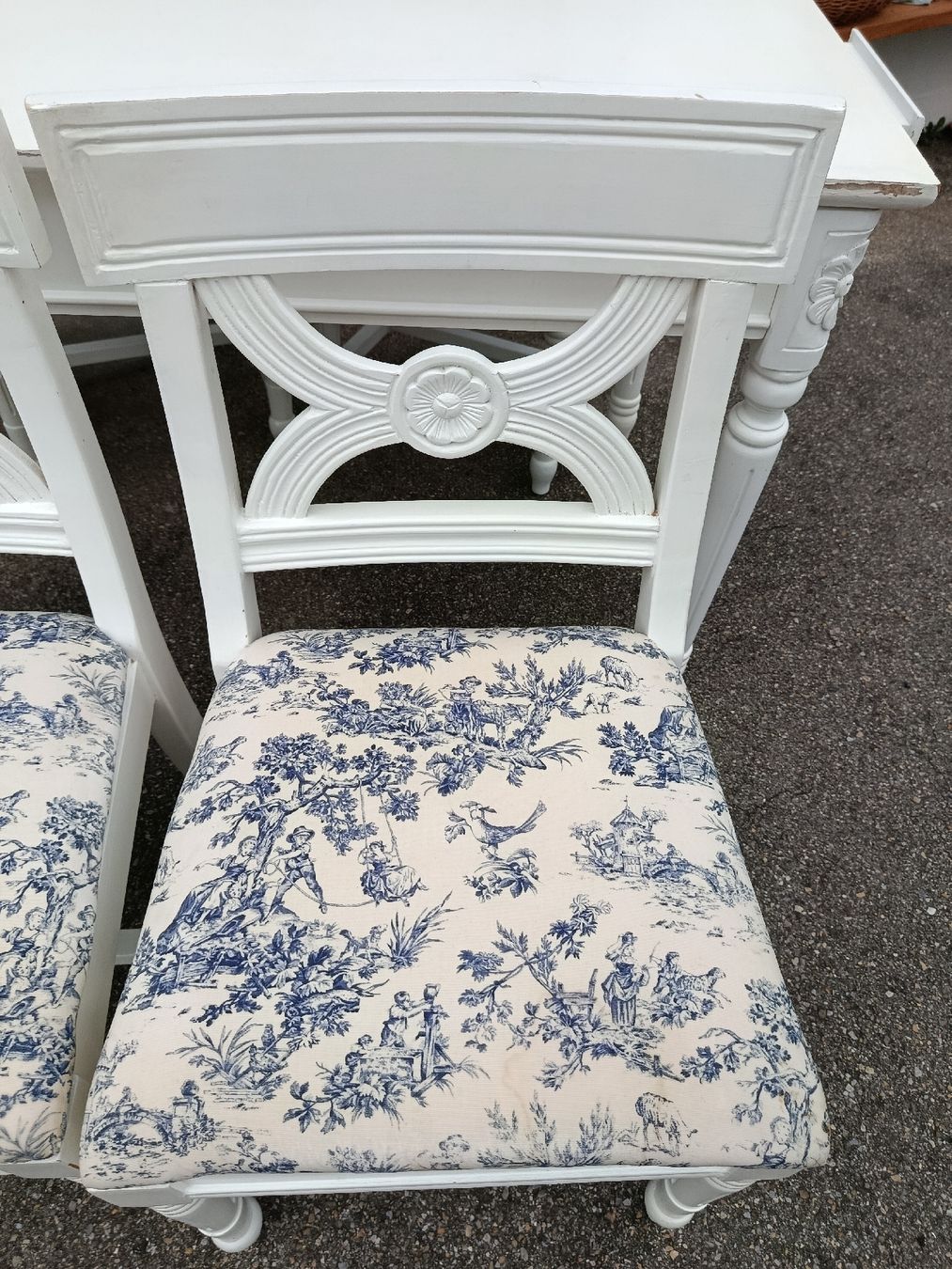 Set di tavolo e panche: Esstisch mit 4 Stühlen weiss blau gemustert – Usato da Wattwil venduto da sunicheyenne 4