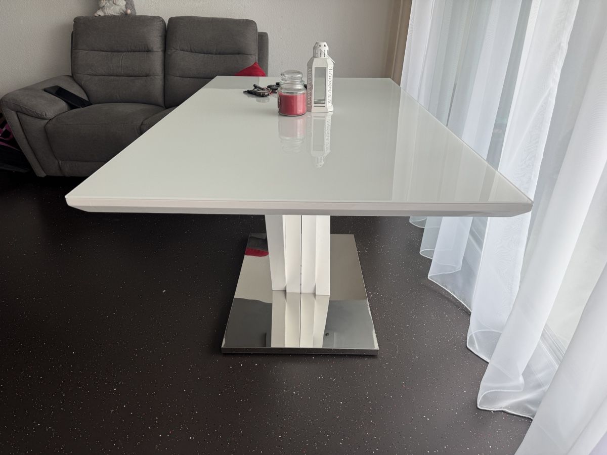 Tische: Modern White Extendable Dining Table - Perfect for Spring – Gebraucht aus Uerkheim von dam_x96b 1