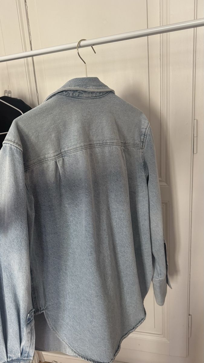 H&M Camicette: Helle Jeansbluse von H&M TREND COLLECTION – Usato da Schlieren venduto da Marjuk 1