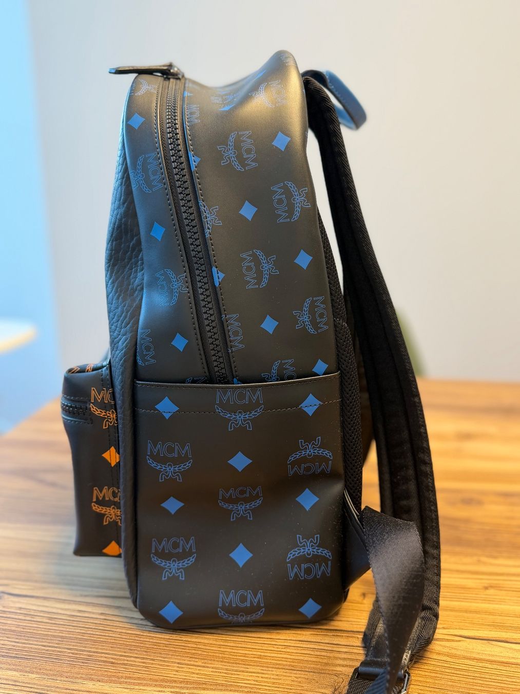 Mcm Rucksäcke: MCM Color Splash Logo Backpack Medium Black / Blue / Orange – Gebraucht aus Horgen von pam_l6cc 1