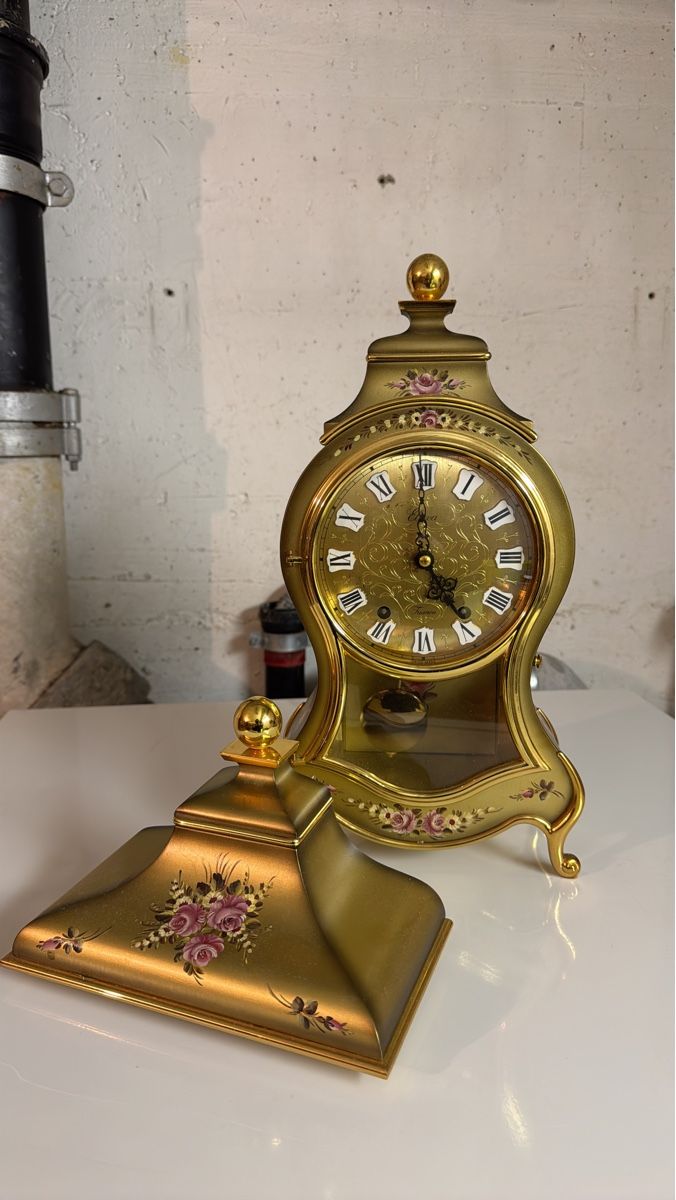 Stand- & Wanduhren: Goldene Kaminuhr mit Blumenmalerei – Gebraucht aus Winterthur von Zahir02