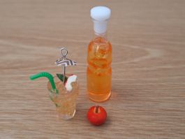 Frisch gepresster Apfelsaft mit Cocktailschirmchen