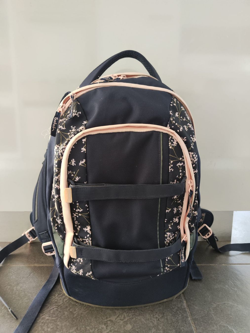 Satch Borse & Zaini: Schulrucksack Satch dunkelblau mit Blumenmuster gebraucht – Usato da Lufingen venduto da Ritter9 4