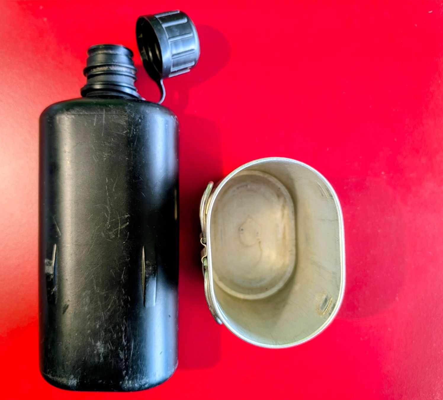 Schweizer Armee Attrezzatura & Pezzi di ricambio: SCHWEIZER ARMEE MILITÄR FELDFLASCHE TRINKFLASCHE MIT BECHER – Usato da Düdingen venduto da Quartierstrasse 2
