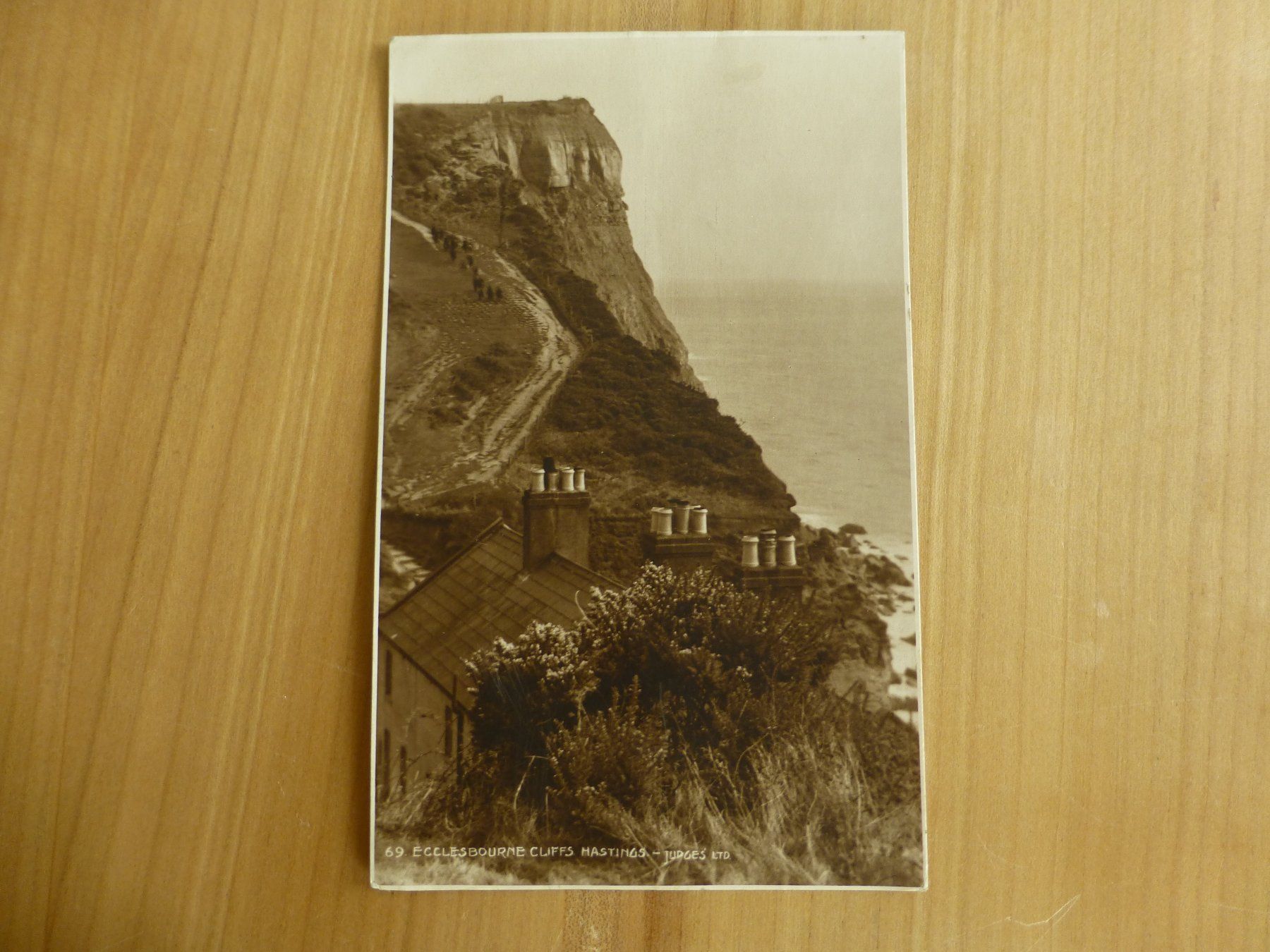 Cartoline postali: Hastings, England, Ansichtskarte der Cliffs, Perfinmarke1925 – Usato da Bettlach venduto da 1saurer