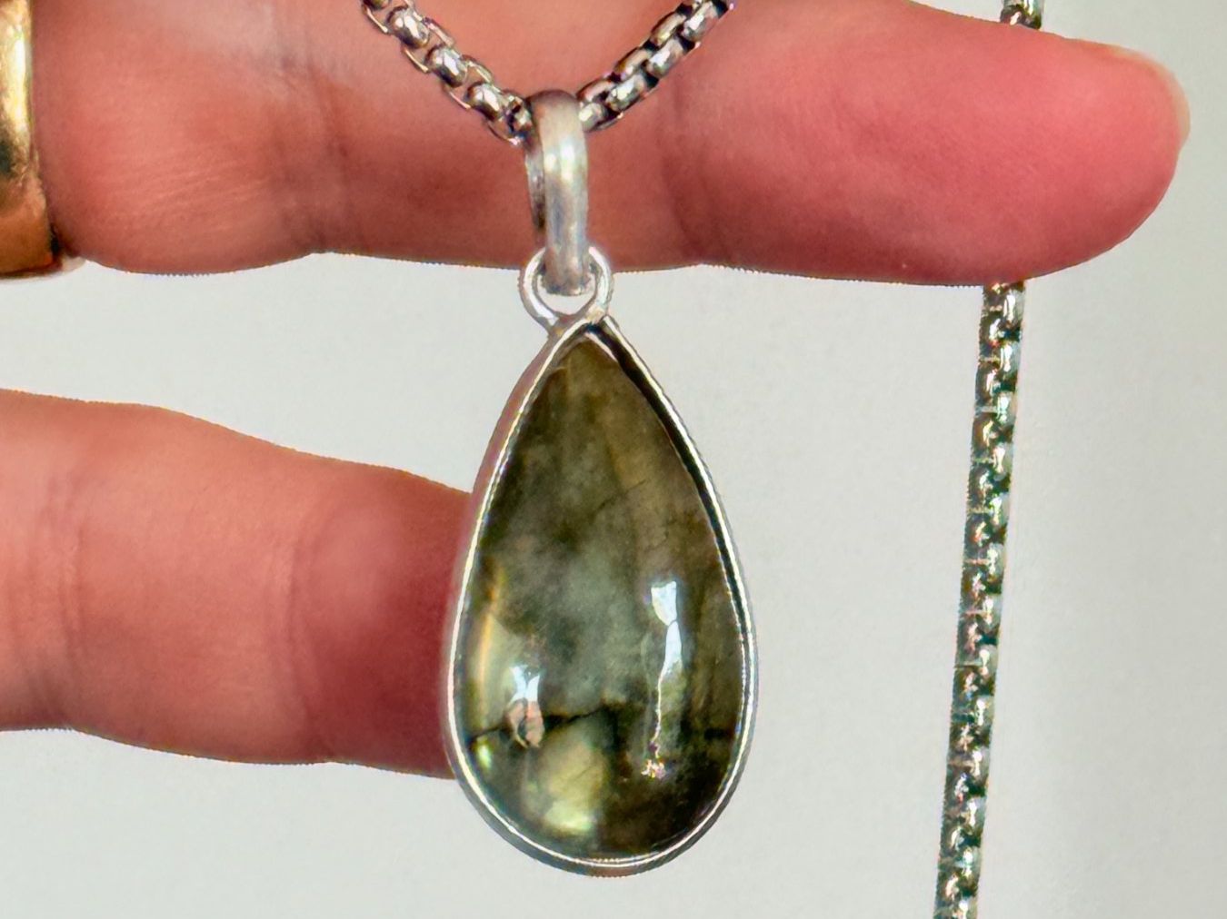 Ketten: Labradorite necklace – Neu und originalverpackt aus Genève von AGBERG
