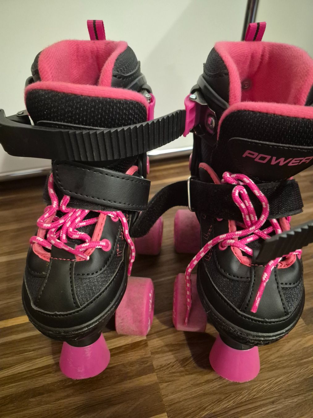 Pattini in linea & Pattini a rotelle: Adjustable Quad Skates Power Pink Black Size 27-30 – Usato da Küssnacht am Rigi venduto da Hannibal06