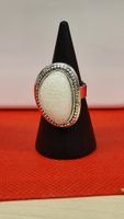 Schöner Vintage-Ring mit weissem Stein, verstellbar