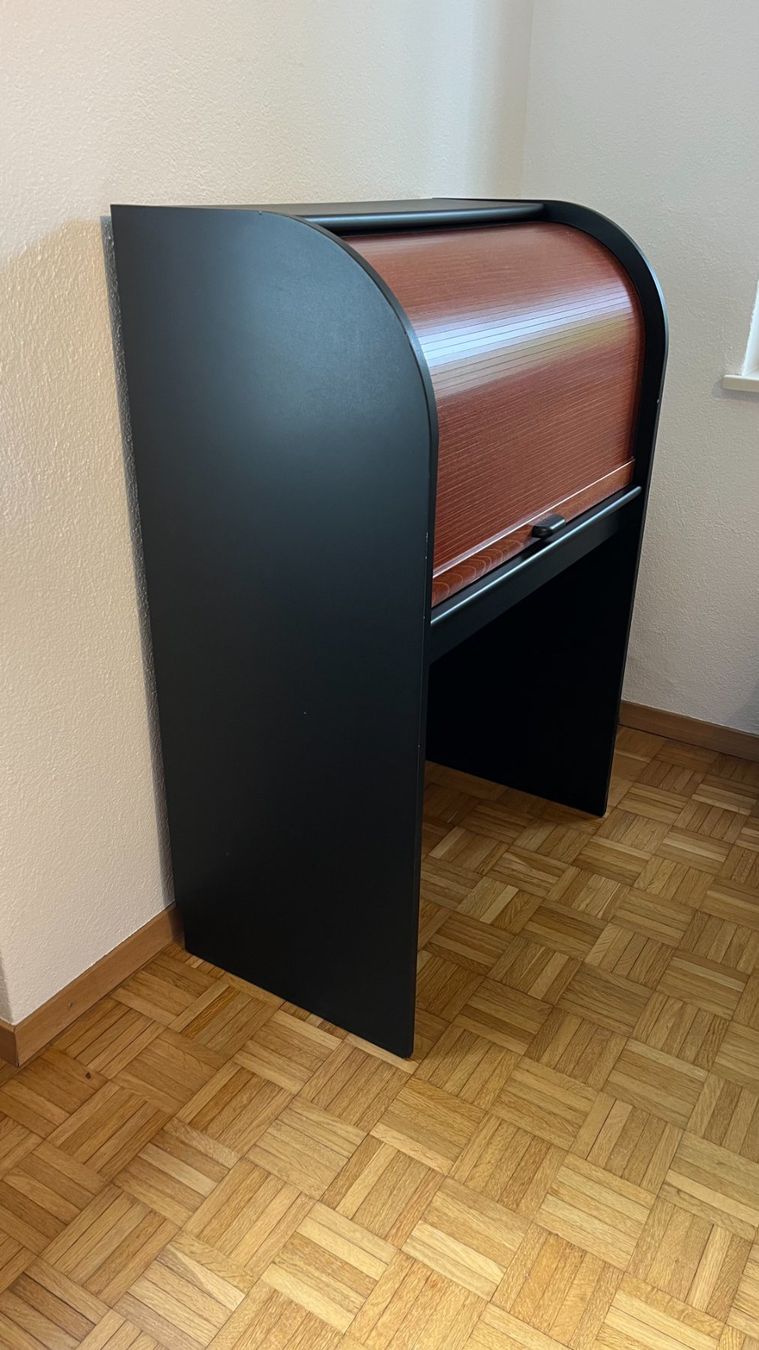 Scrivanie: Kompakter Schreibtisch mit Rollladen, Schwarz/Holz – Usato da Küsnacht ZH venduto da Floor1an 5