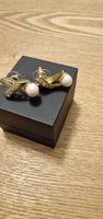 Elegante goldige Ohrringe mit Perlen