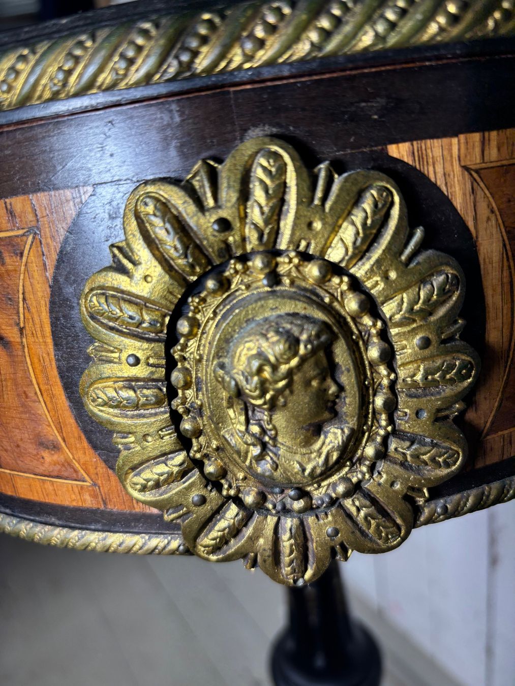 Vetrine: Bijouterie Tischvitrine Stil Louis XVI antik – Usato da Hinwil venduto da DaniBachman 3