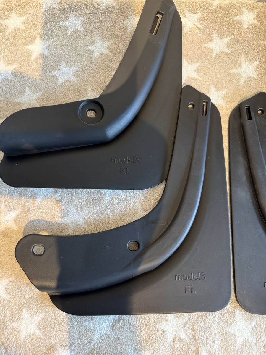 Tesla Tutti pezzi di ricambio auto: Tesla Model 3 Schmutzfänger Set, Top Zustand, Winter – Nuovo (secondo la descrizione) da Gutenswil venduto da Tango-Cash 2