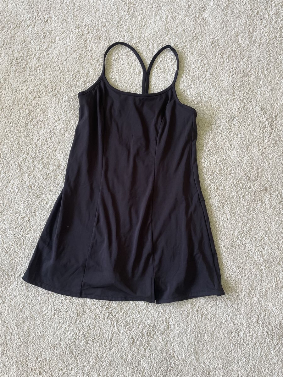 Stradivarius Vestiti: Schwarzes Tenniskleid mit Shorts – Usato da St. Niklausen LU venduto da car_2562
