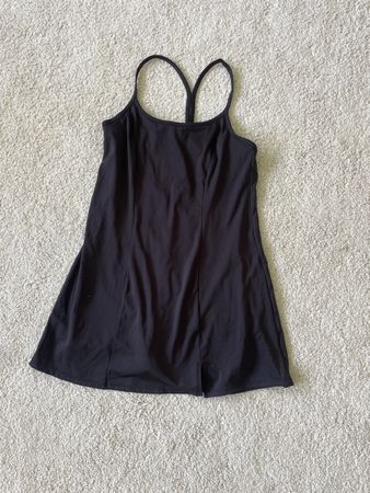 Schwarzes Tenniskleid mit Shorts
