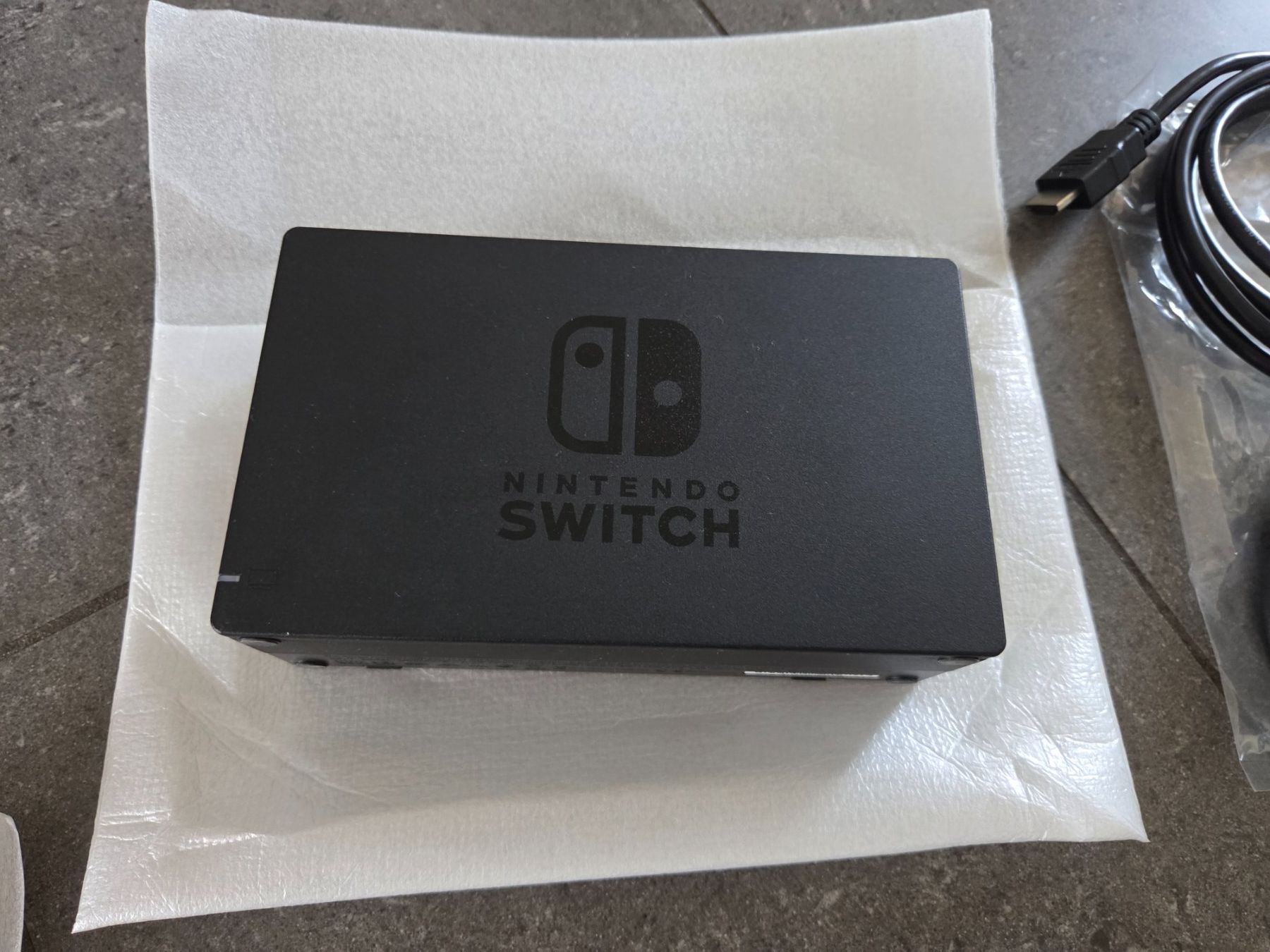 Nintendo Console: Nintendo Switch (inkl. 2 Controller und Ladestation) – Usato da Volketswil venduto da janlud 1