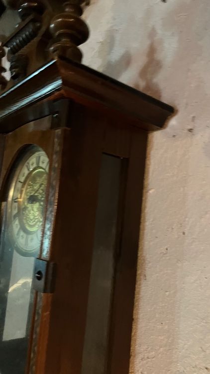 Ancienne pendule mécanique en régule doré et marbre noir représentant