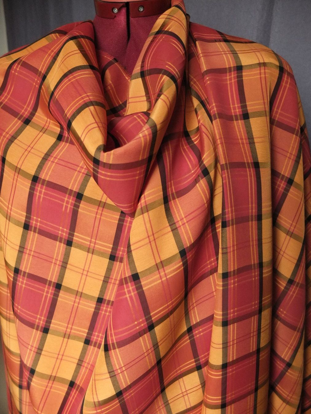 Tessuti: Leichter Stoff (93) Viskose/Polyester Orange Karo B155 L140 – Nuovo (secondo la descrizione) da St. Margrethen SG venduto da Profitboerse