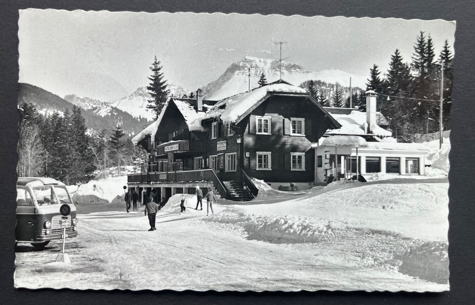 Cartoline postali: Chatel-St.-Denis, Les Paccots/ Hotel Dt de Lys/ Autobus – Usato da Ostermundigen venduto da DaxKarten-75