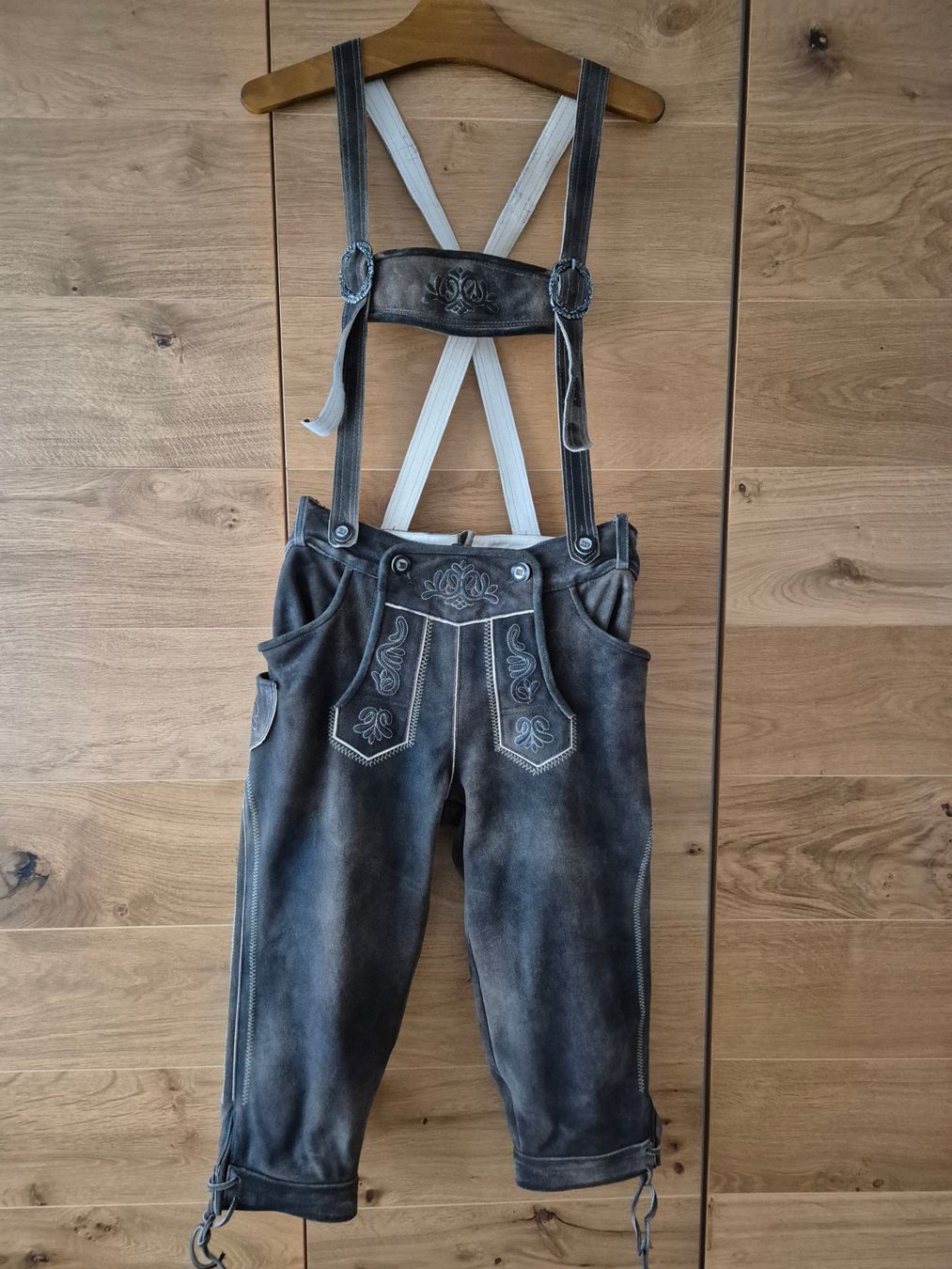 Pantalons: Lederhose mit Hosenträger – D'occasion à Spiez par geminus