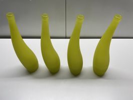 Lot de 4 bouteilles décoratives en verre jaune vintage