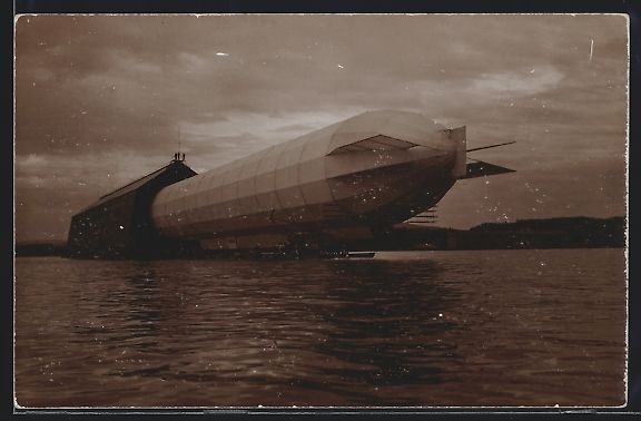 Foto & Poster: AK Zeppelin auf dem Wasser – Usato da Berlin venduto da bartko-reher