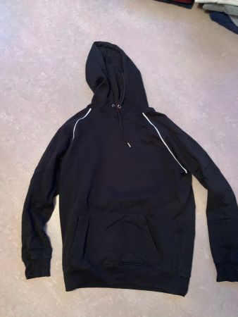 Schwarzer Kapuzenpullover mit weissen Details, Grösse XL