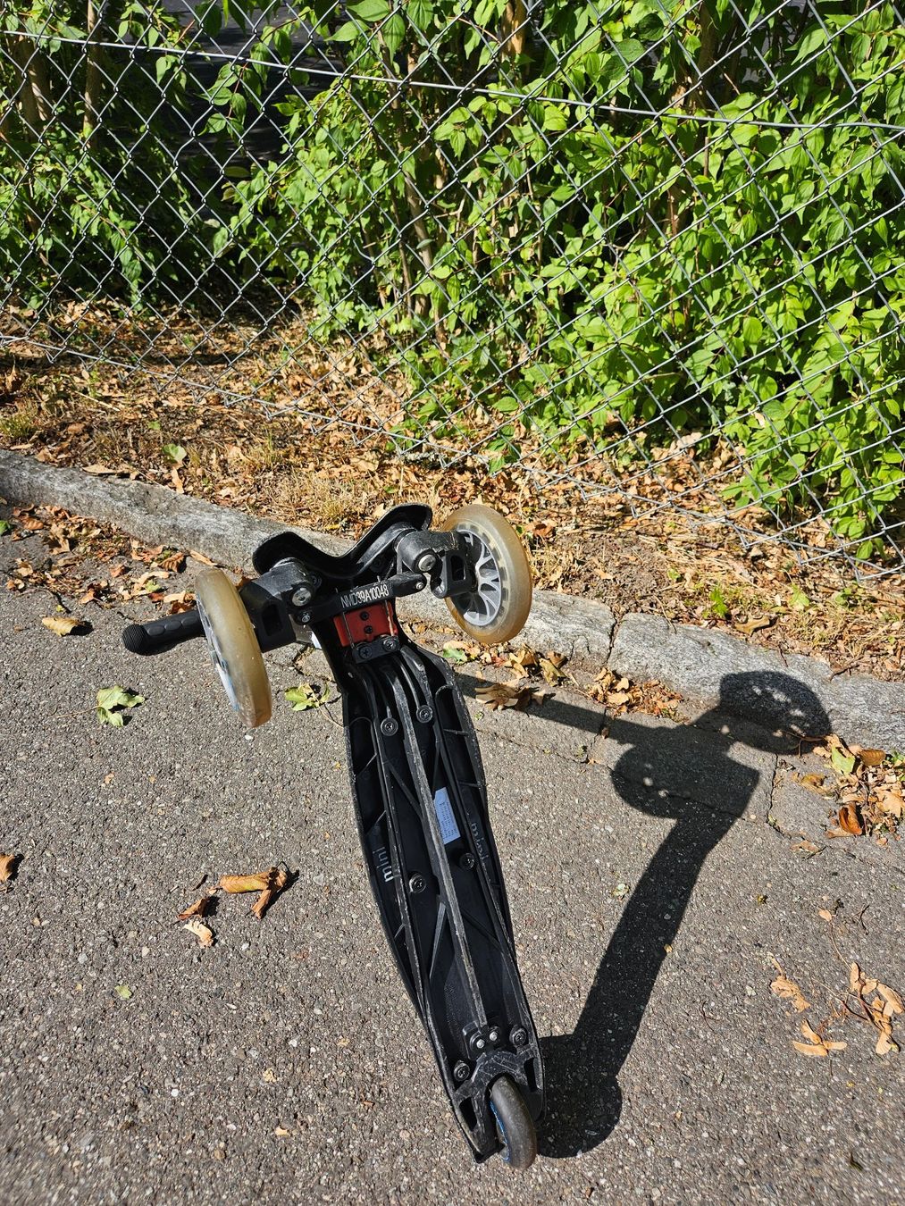 Micro Kickboard: Micro Mini Deluxe Scooter - Schwarz – Gebraucht aus Winterthur von Sugar13Rush 1