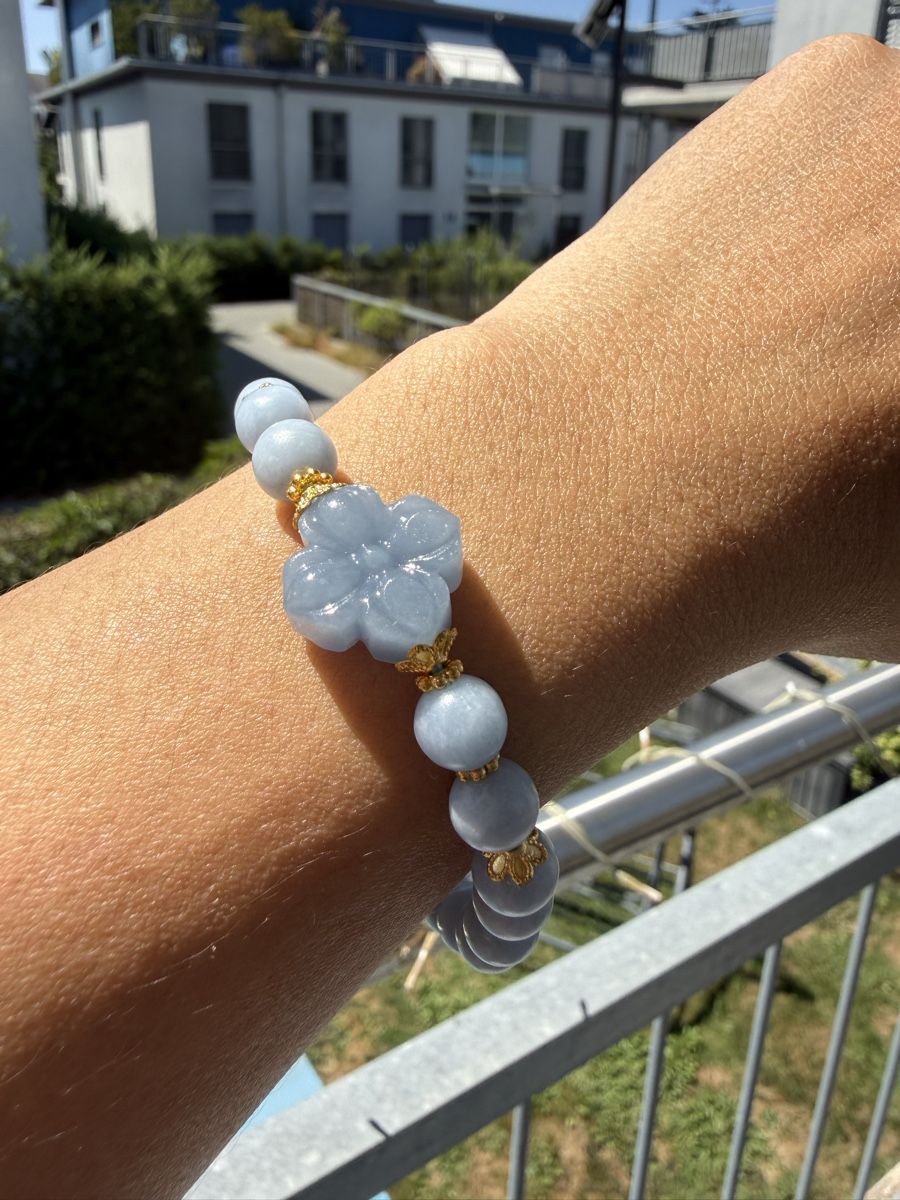Armbänder & -reifen: Angelit Armband mit Blumen-Anhänger | Elastisches Edelstein – Neu (gemäss Beschreibung) aus Jegenstorf von SteinGlanz 1