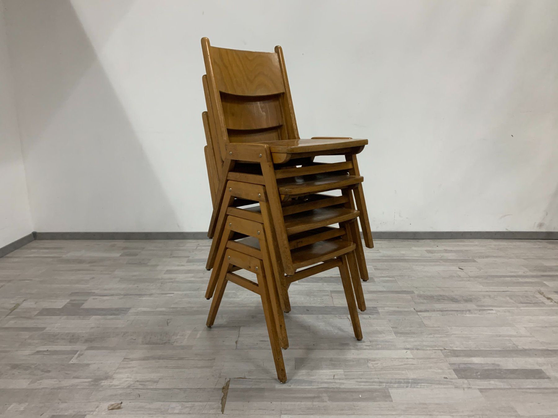 Sedie: Vintage Stapelstühle aus Holz – Usato da Zürich venduto da ZuercherBrockenhaus 1