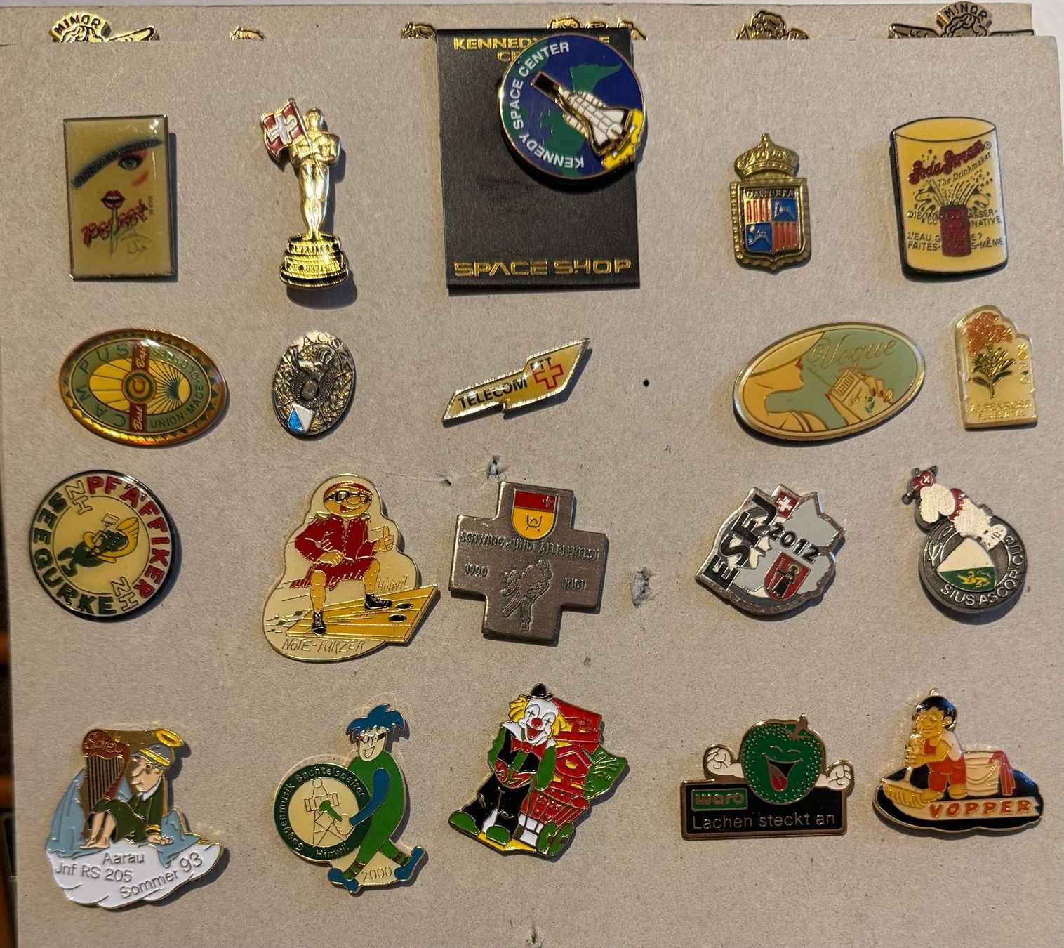 Plaquettes & Badges: Pin – D'occasion à Rickenbach Sulz par Wyatt 1