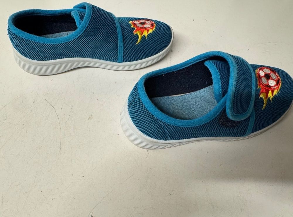 Chaussures garçon: Kinder Hausschuhe Grösse 28 – D'occasion à Zürich par zd_1965 3