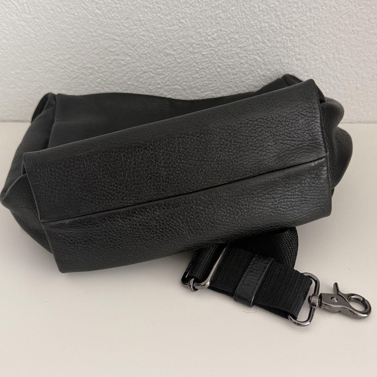 Mandarina Duck Taschen für Damen: Mandarina Duck Umhängetasche Leder schwarz   – Gebraucht aus Liestal von kurz.weilig 1