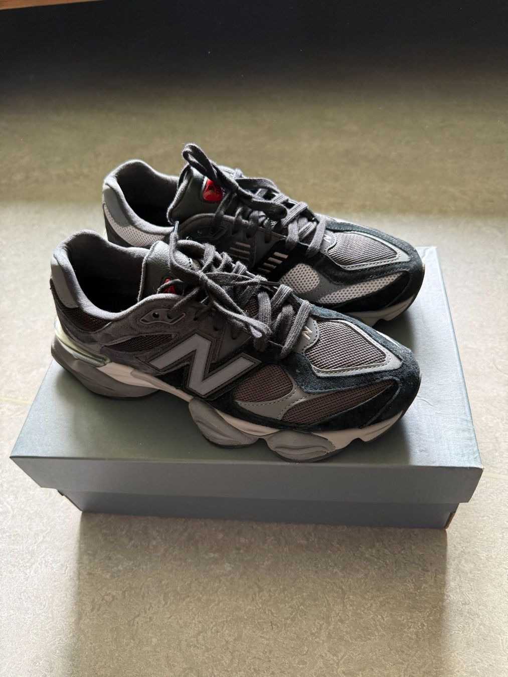 New Balance Scarpe da uomo: New Balance 9060 – Nuovo (secondo la descrizione) da Winterthur venduto da khalilaliev