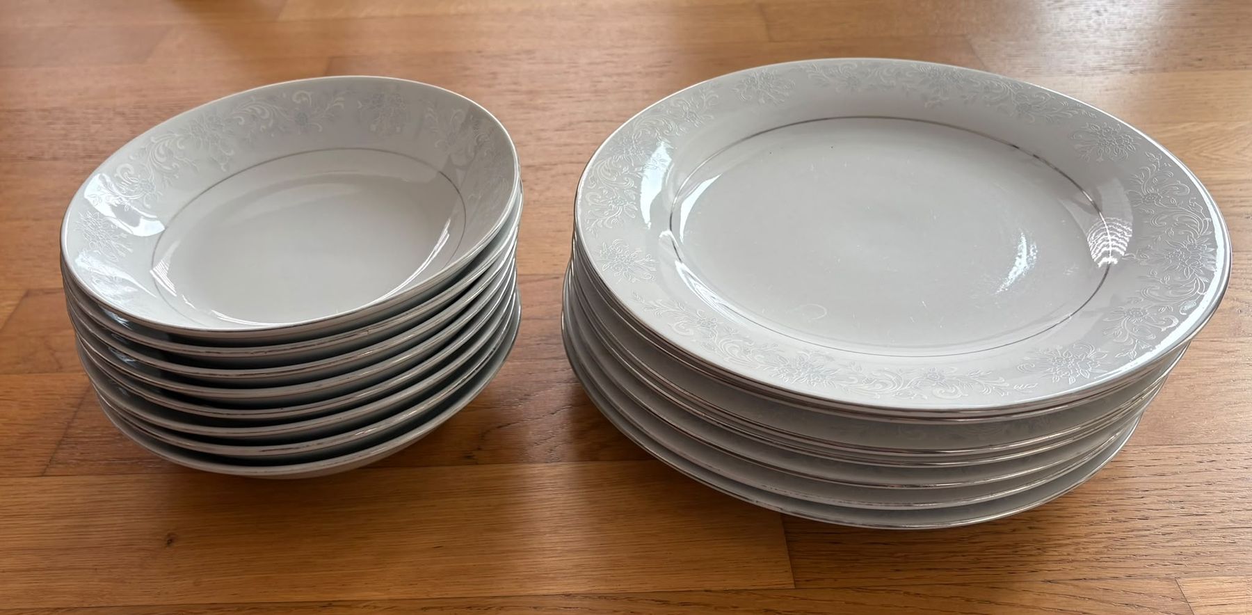Set di piatti: Geschirrset Teller / Suppenteller weiss gemustert – Usato da Kradolf venduto da lad_f8ny 1
