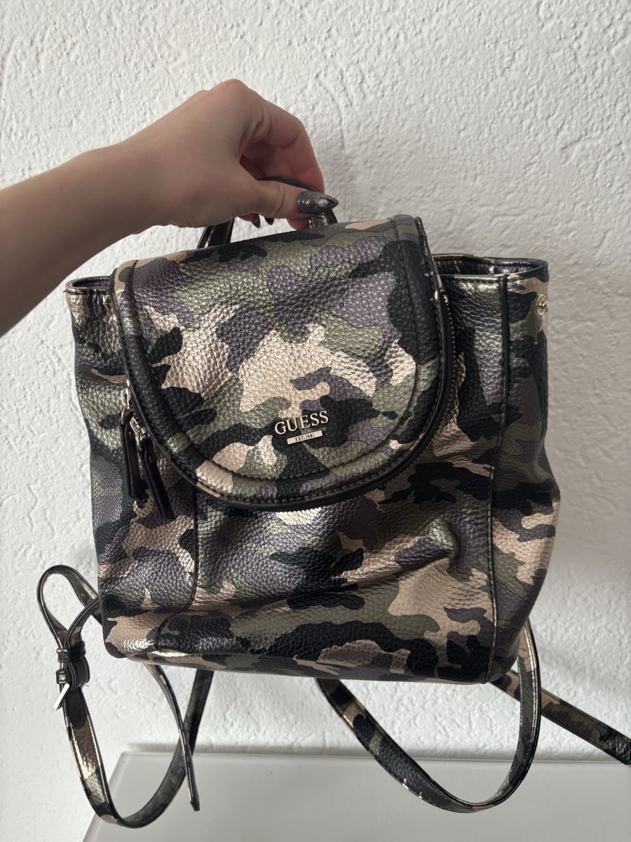 Guess Zaini: Sac à dos Guess camouflage – Usato da La Chaux-de-Fonds venduto da mel_7chs