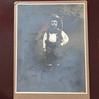 antike Fotografie eines Jungen in Tracht