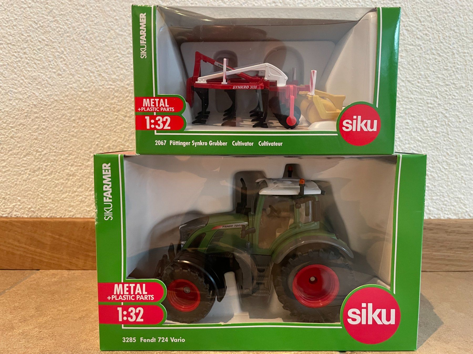 Fendt Trattori: SIKU Fendt 724 mit Grubber – Nuovo e nell'imballaggio originale da Kreuzlingen venduto da Stefan1150 5
