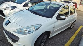 Peugeot 206+, 1.4i, Benzin, weiss, geprüft am 01.04.2026