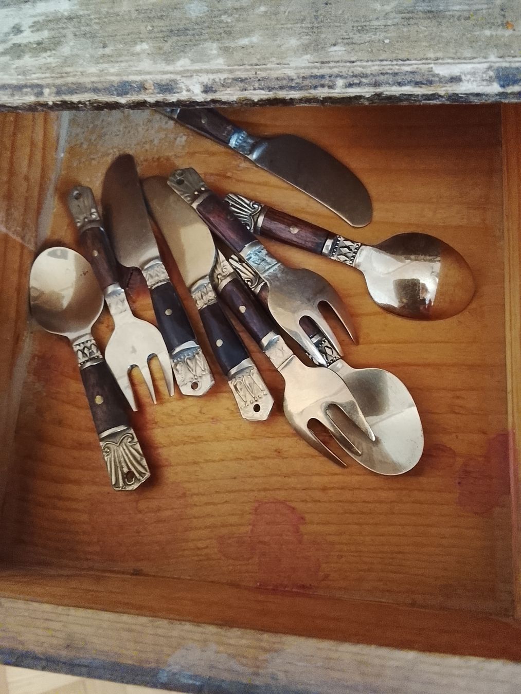 Credenze: Antikes Miniaturen-Buffet mit Besteck, restaurationsbedürfti – Usato da Kloten venduto da sus_2jb9 4
