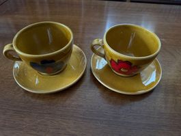 2 Tassen mit Untertassen Blumenmuster
