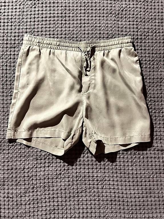 Pantaloni: Short beige casual en tissu léger – Usato da Genthod venduto da mar_g8vn